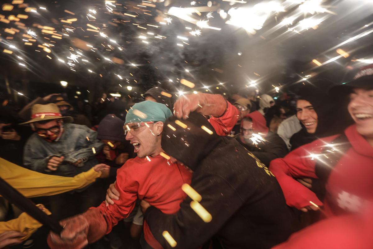 Los diables incendian el Passeig de Gràcia durante el correfoc de la Mercè.