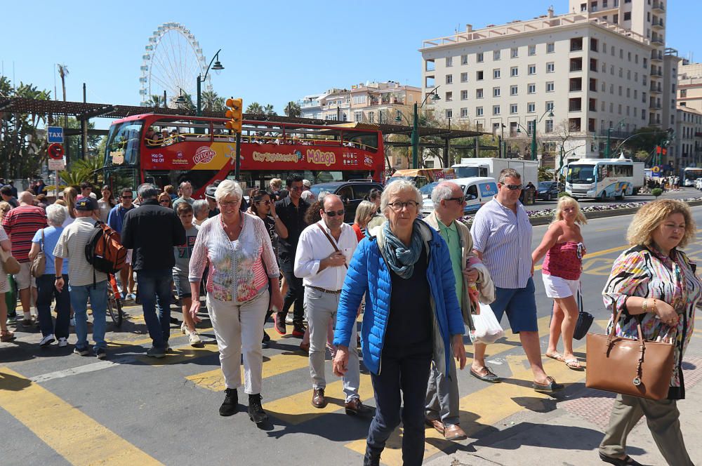 Los turistas, llegados en tres cruceros, visitan la ciudad en plena Semana Santa