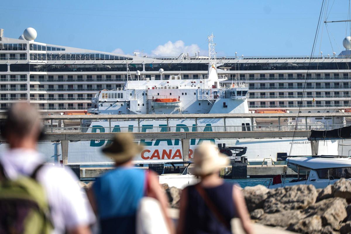 Galería: imágenes del buque que trasladará los residuos a Mallorca a Ibiza