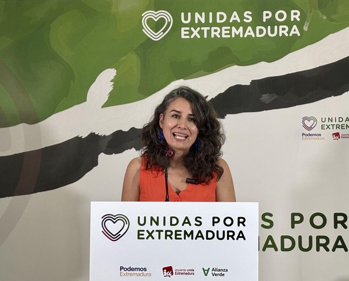 La portavoz de Unidas por Extremadura, Irene de Miguel, en rueda de prensa