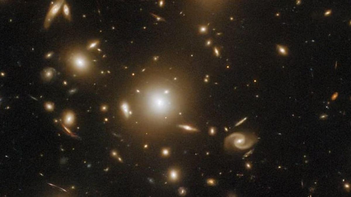 Esta es la forma en la que conocemos el espacio profundo, a partir de la visión clásica del Telescopio Hubble. Con Webb podremos acceder a una imagen más detallada de las primeras galaxias.