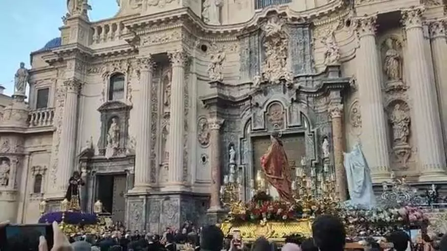 Emotivo encuentro ante la Catedral de Murcia del Nazareno de las Mercedes, la Virgen del Primer Dolor y San Juan
