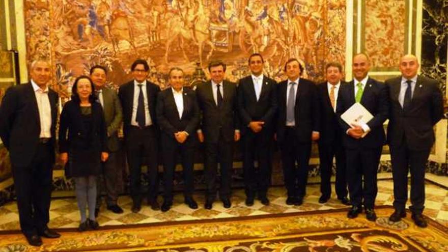 Imagen de la delegación de Fuerteventura y los representantes de los turoperadores en la Embajada de España en París.|lp/dlp