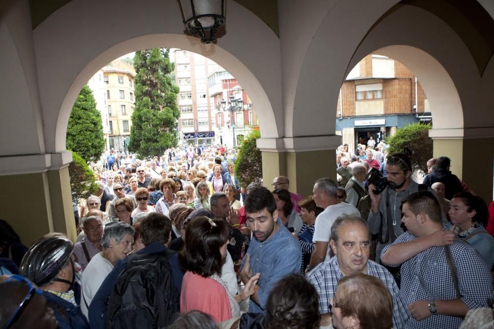 Manifiesto y entrega de firmas a favor de mantener la imagen de la Virgen del Carbayu en el Ayuntamiento de Sama