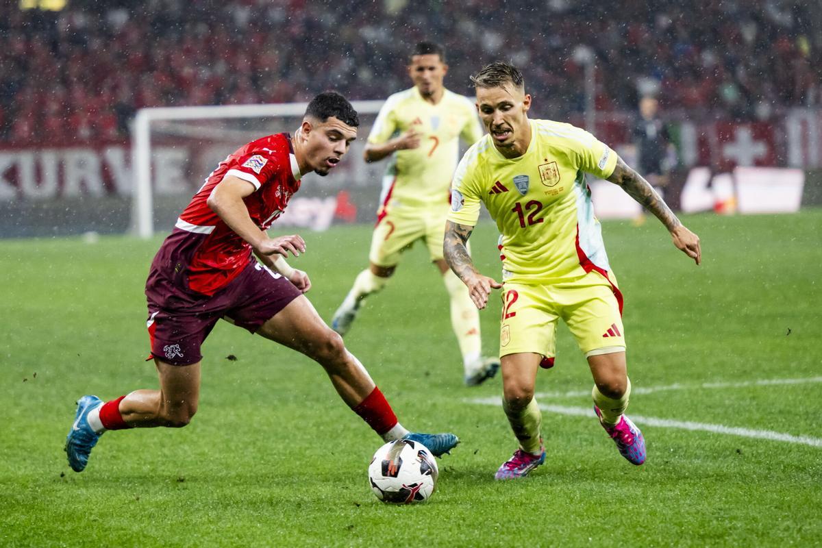 Grimaldo, durante un partido con la selección española.