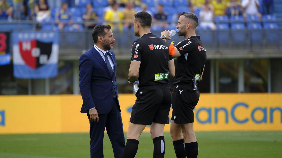 Fontes dialoga con el trío arbitral del último pulso de la UD contra el Zaragoza.