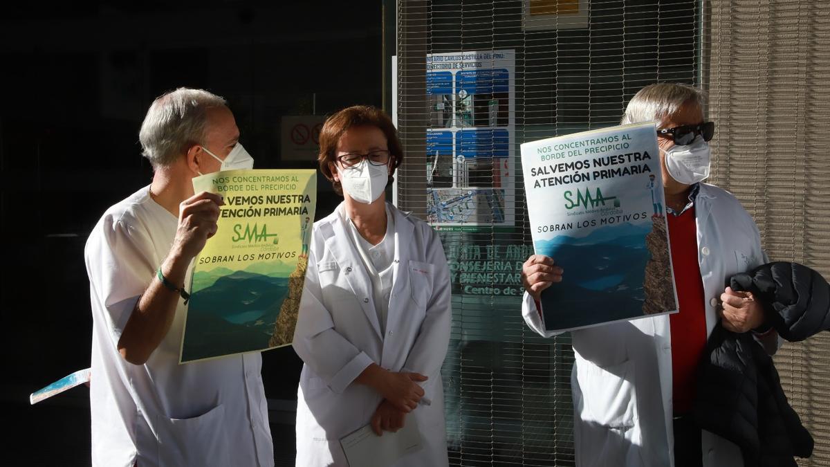 Movilización de sanitarios en el Centro de Salud Carlos Castilla del Pino