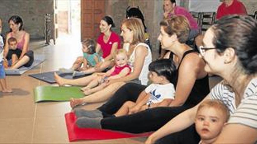 El programa ‘Estiu en família’ comienza con un taller de yoga que reúne a más de 80 personas