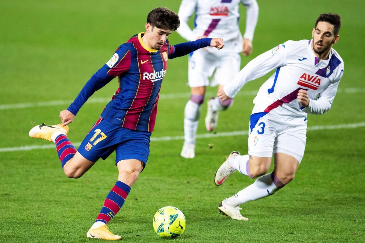 Bigas defiende a Trincao durante un Barcelona-Eibar