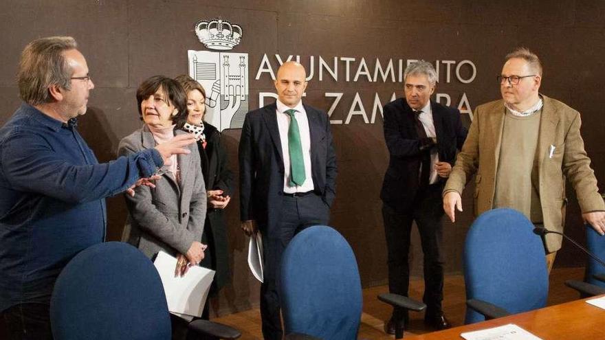 Francisco Guarido y Christoph Strieder reciben a los representantes de las instituciones participantes.