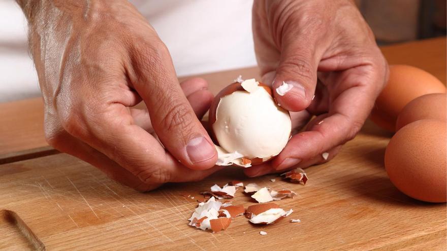 Todos los trucos para pelar los huevos duros de manera fácil y rápida