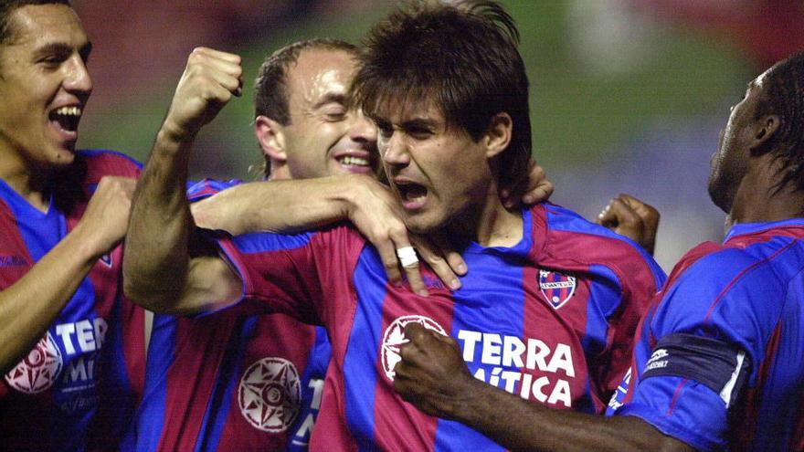 Aganzo celebra un gol con el Levante, en 2004