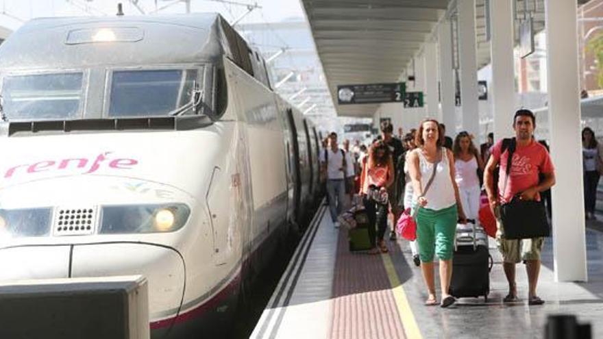 Varios pasajeros llegan a la estación de Alicante en AVE
