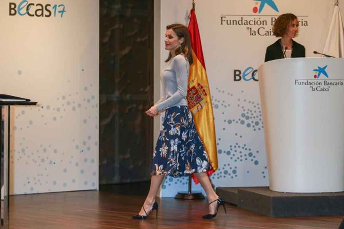 Letizia Ortiz con falda de flores de Hugo Boss y jersey de punto gris