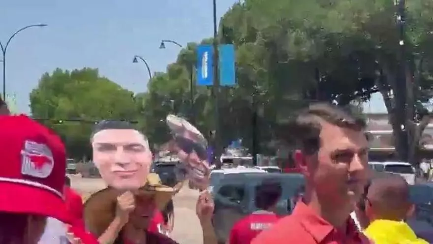 Venta de máscaras de Cristiano Ronaldo y Lamine Yamal en la previa al España - Portugal