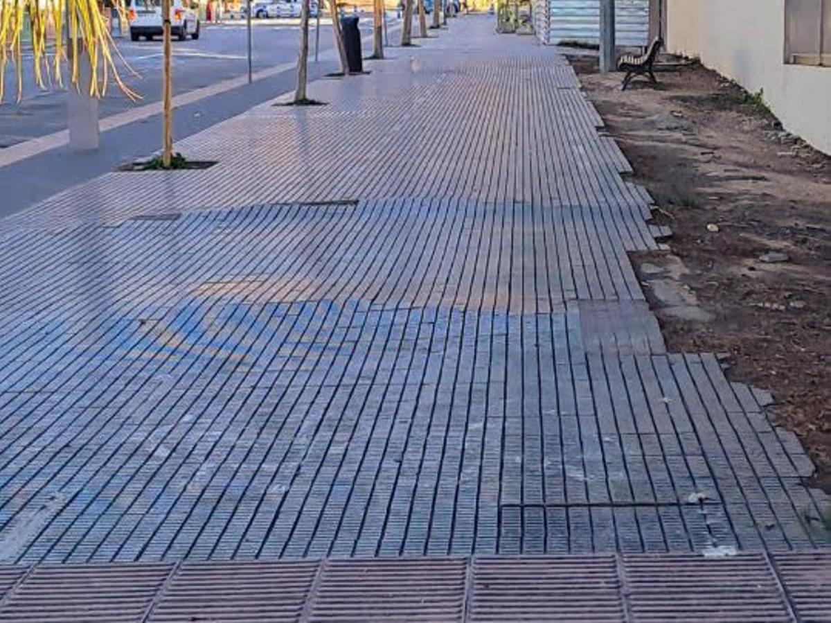 Estado de alguna de las aceras por las que el PSOE reclama una acción inmediata.