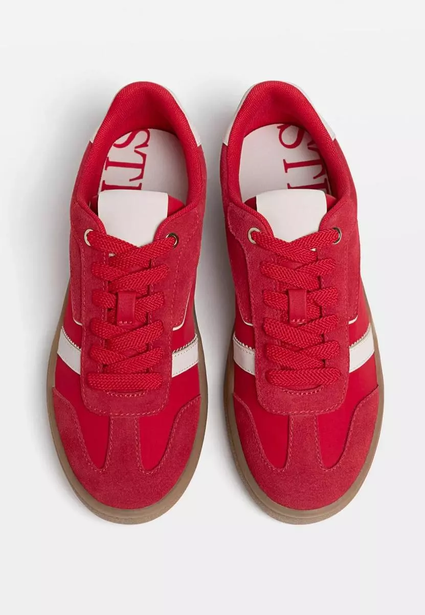 La fascinación continua por el leopardo en animal print y otras novedades de Stradivarius 13 Moncloa Zapatillas casuales en rojo: Elegancia y vibrante color