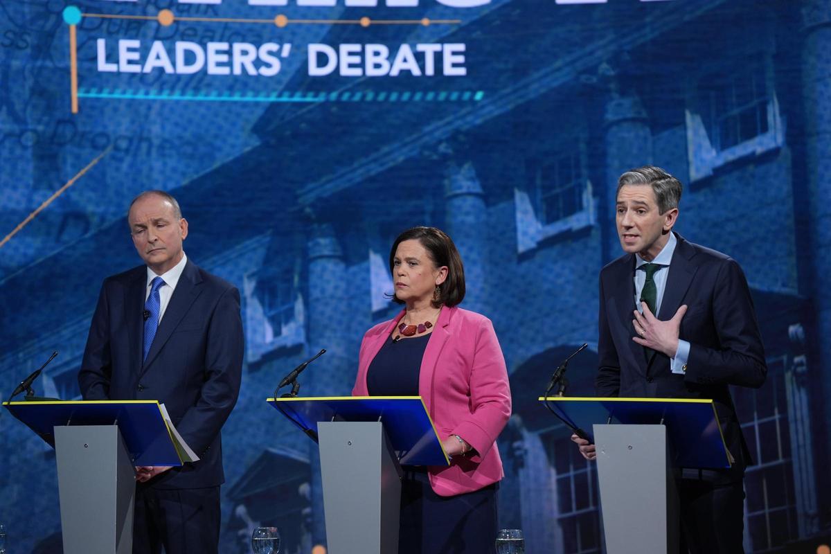 El líder del Fianna Fail, Micheal Martin; la del Sinn Féin, Mary Lou McDonald, y el primer ministro y líder del Fine Gael, Simon Harris, durante un debate en televisión el pasado martes.