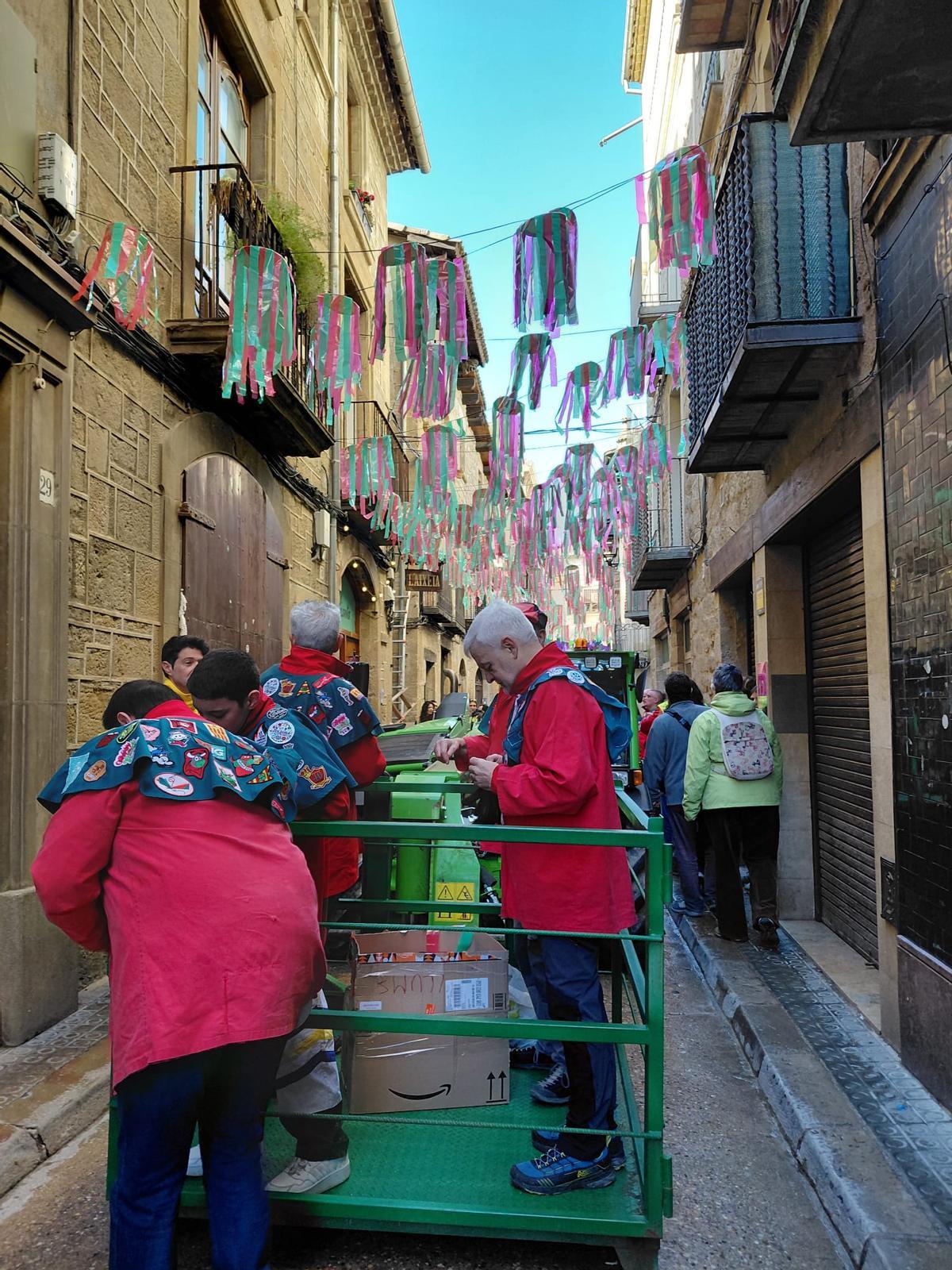 Solsona ja llueix de Carnaval amb les Enramades dels carrers