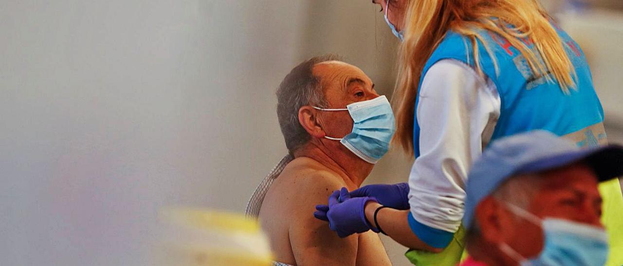 Un hombre recibe la vacuna contra el COVID-19, ayer,  en Madrid.