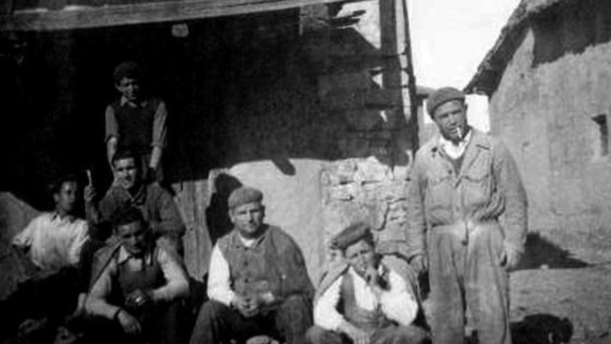 Obreros de la harinera en los años cuarenta.