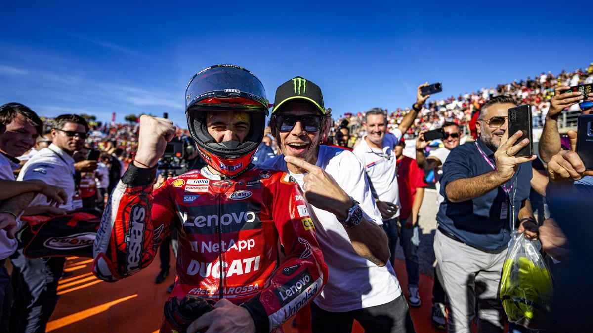 Francesco Bagnaia y Valentino Rossi en el Gran Premio Motul de la Comunitat Valenciana 2022