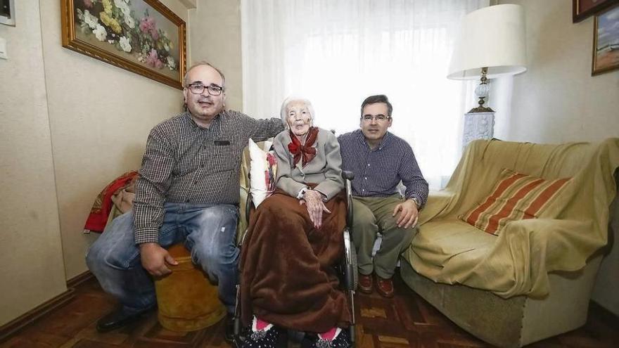 Blas Pestaña, Concepción Mouzo y Miguel Pestaña, en el salón de su casa.