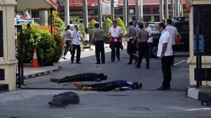 Indonèsia Un policia mort i dos de ferits en un atac contra una caserna