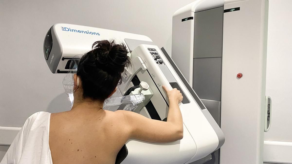 Una mujer se prepara para que le realicen una mamografía.