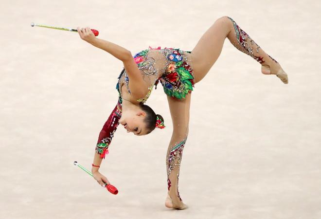 Arina Averina de Rusia durante su actuaciónen la clasificación de mazas del Mundial de Gimnasia Rítimica en Baku, Azerbaiyán