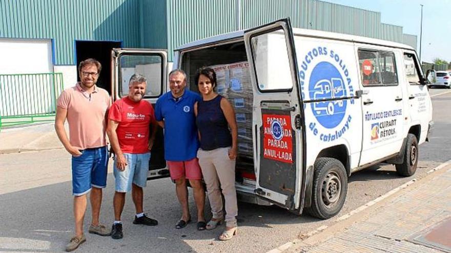 L&#039;alcalde, Joan Carles Almirall, amb Karme, i al mig, dos conductors