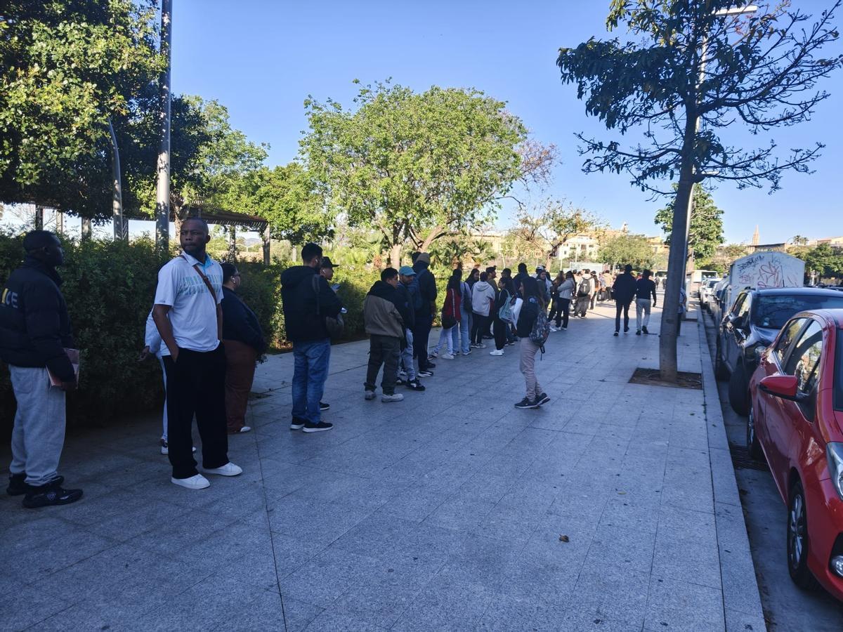 Largas colas esta mañana para acceder a la OAC Social.