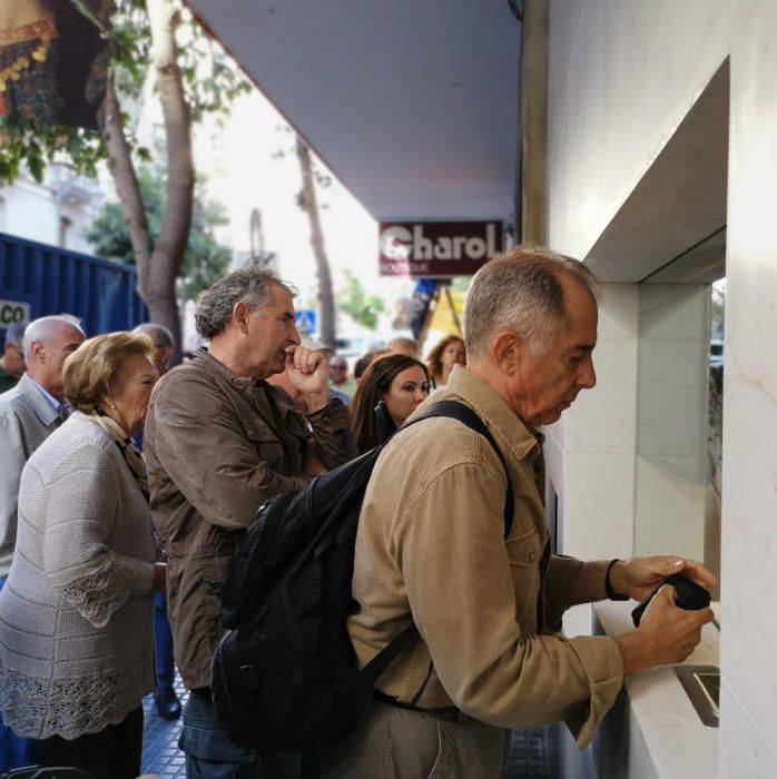 A las 11.00 horas de la mañana se abrían las taquillas del teatro de la calle Córdoba, con unas 30 personas esperando para hacerse con su entrada para 'A Chorus Line'.