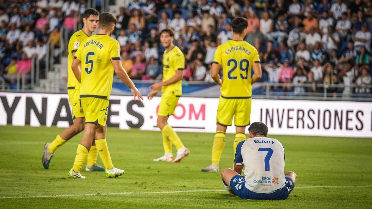 Elady Zorrilla se lamenta en el suelo en una acción del Tenerife-Villarreal B del domingo.