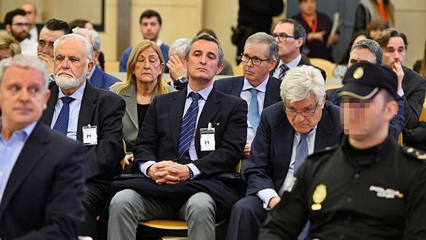 Pedro García, en el centro, durante el juicio.  | EFE/ FERNANDO VILLAR/POOL