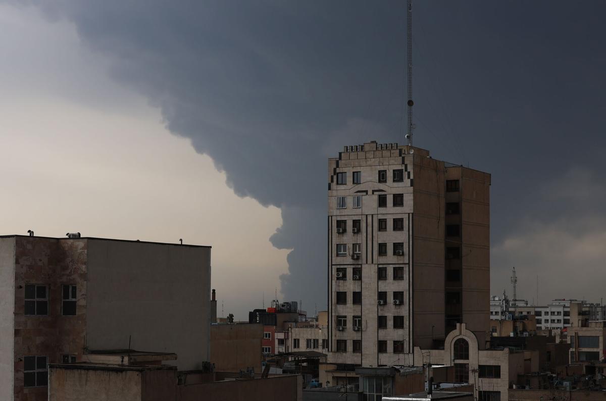 TEHRAN (IRAN (Islamic Republic Of)), 08/03/2026.- Smoke rises from Tehran’s oil refinery following last night airstrike in Tehran, Iran, 08 March 2026. A joint Israeli and US military operation continues to target multiple locations across Iran since the early hours of 28 February 2026. (Teherán) EFE/EPA/ABEDIN TAHERKENAREH