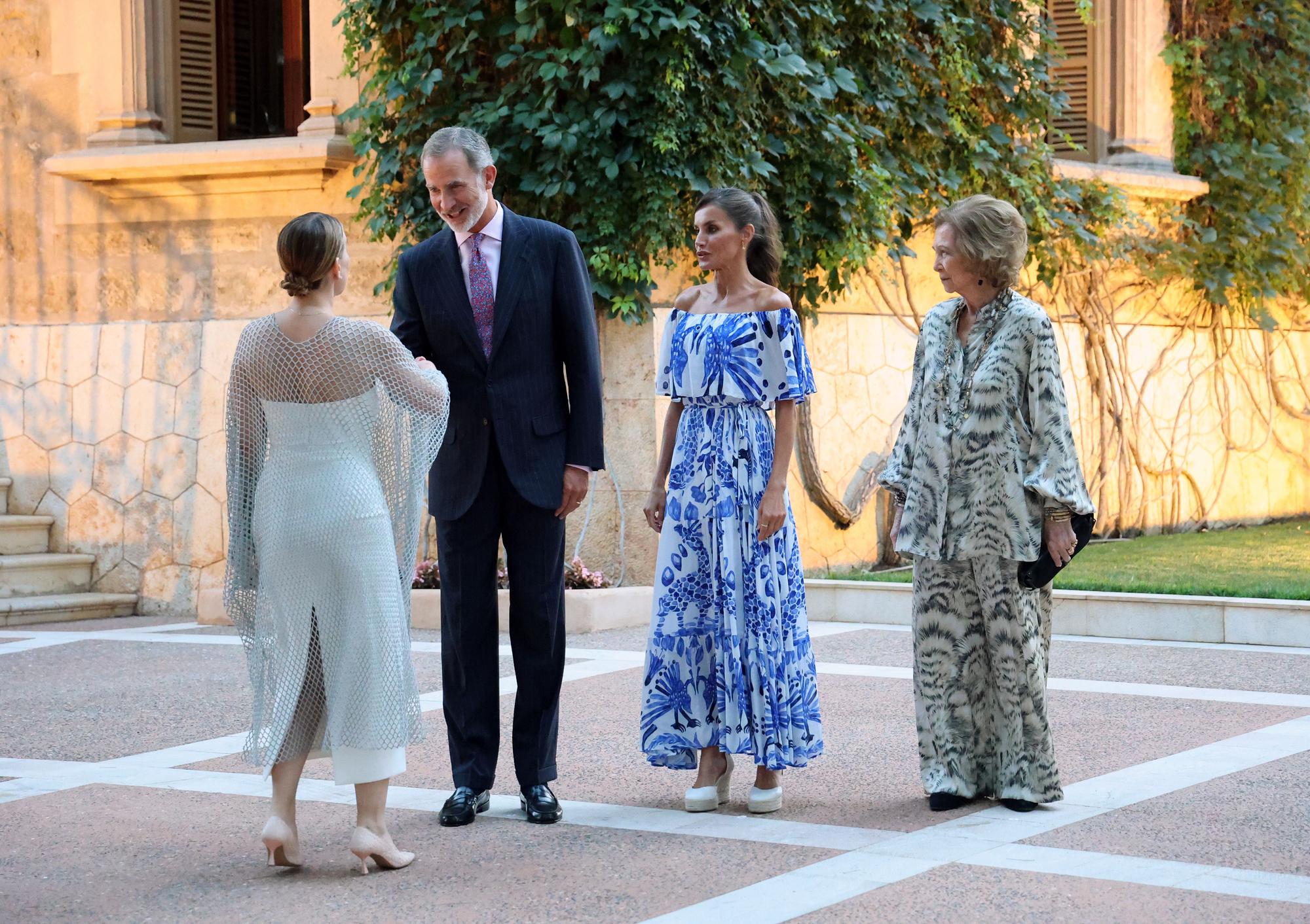 Mira aquí todas las fotos de la visita de los Reyes al Palacio Marivent para recibir a la sociedad balear