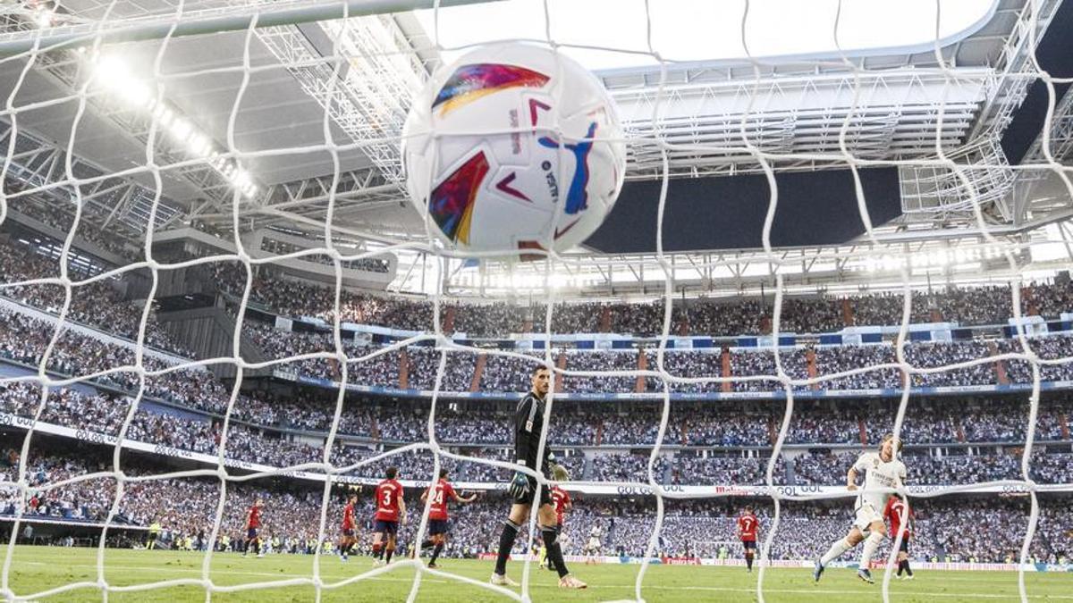 Vista del Bernabéu desde una de sus porterías.