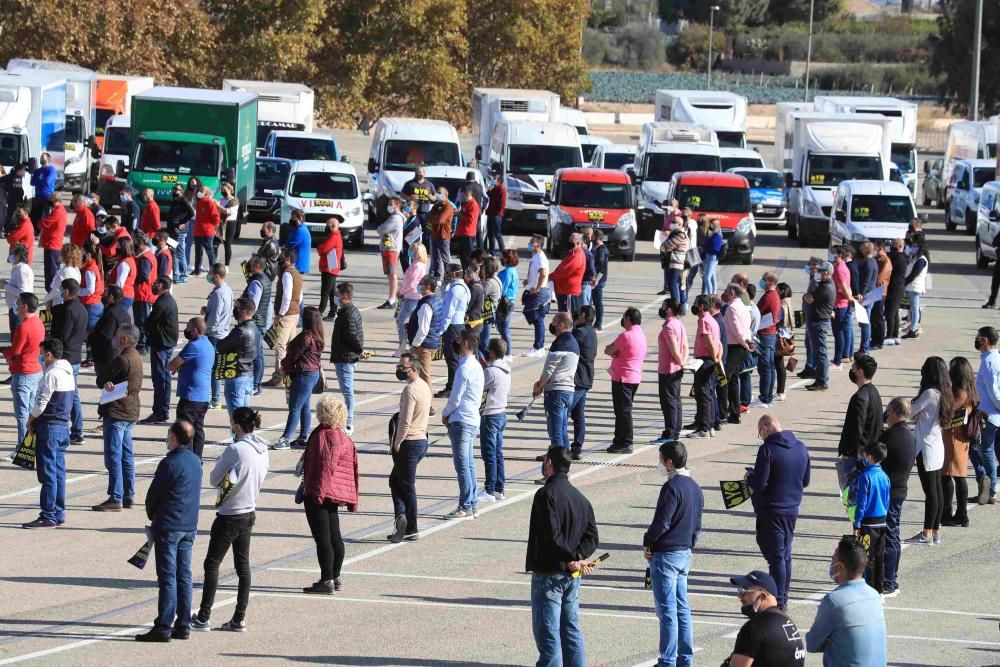 Hosteleros colapsan el centro de Lorca reclamando la apertura de sus negocios