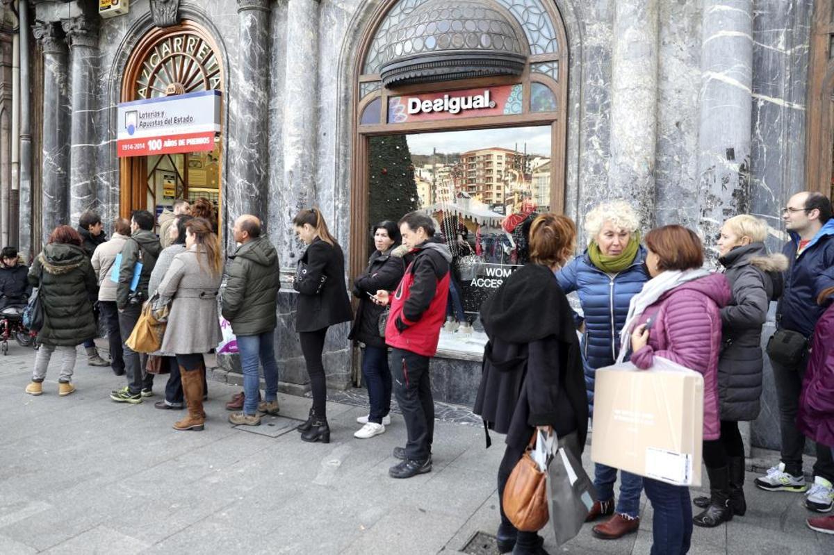 Colas para comprar los décimos antes del Sorteo