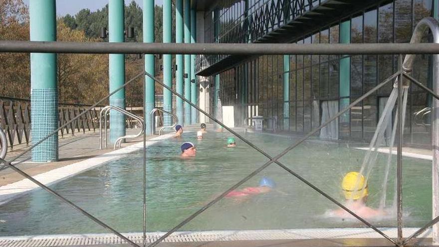 Piscina exterior en el balneario de Laias, Cenlle.