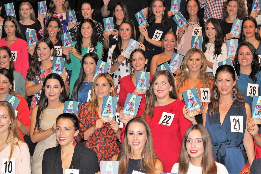 Las candidatas a fallera mayor de València visitan el concurso de teatro fallero