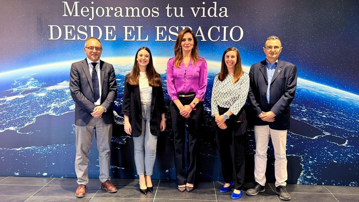 A la izquierda, Francisco García de Quirós (Emxys) junto al resto del equipo del satélite.