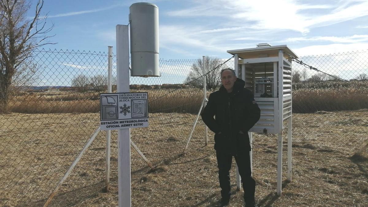 El divulgador y periodista Vicente Aupí en la estación meteorológica de Torremocha del Jiloca (Teruel)