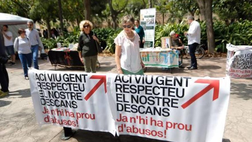 Algunos de los carteles por un correcto descanso.