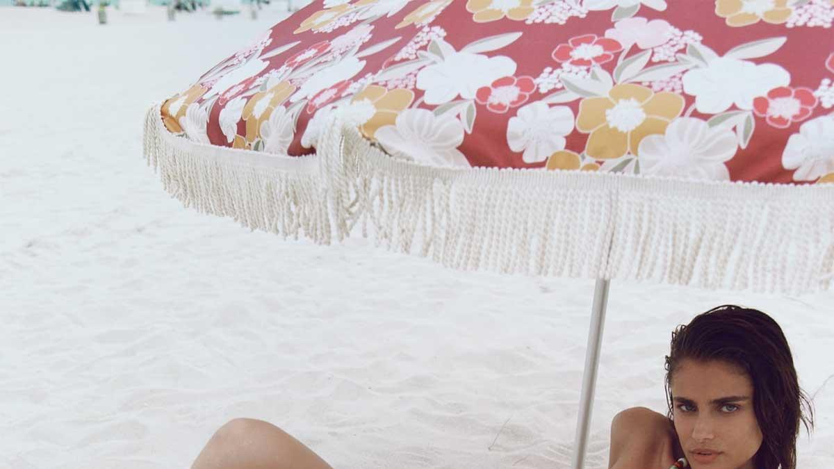 Zara nos equipa para la playa con las sombrillas 'retro' más ideales del verano