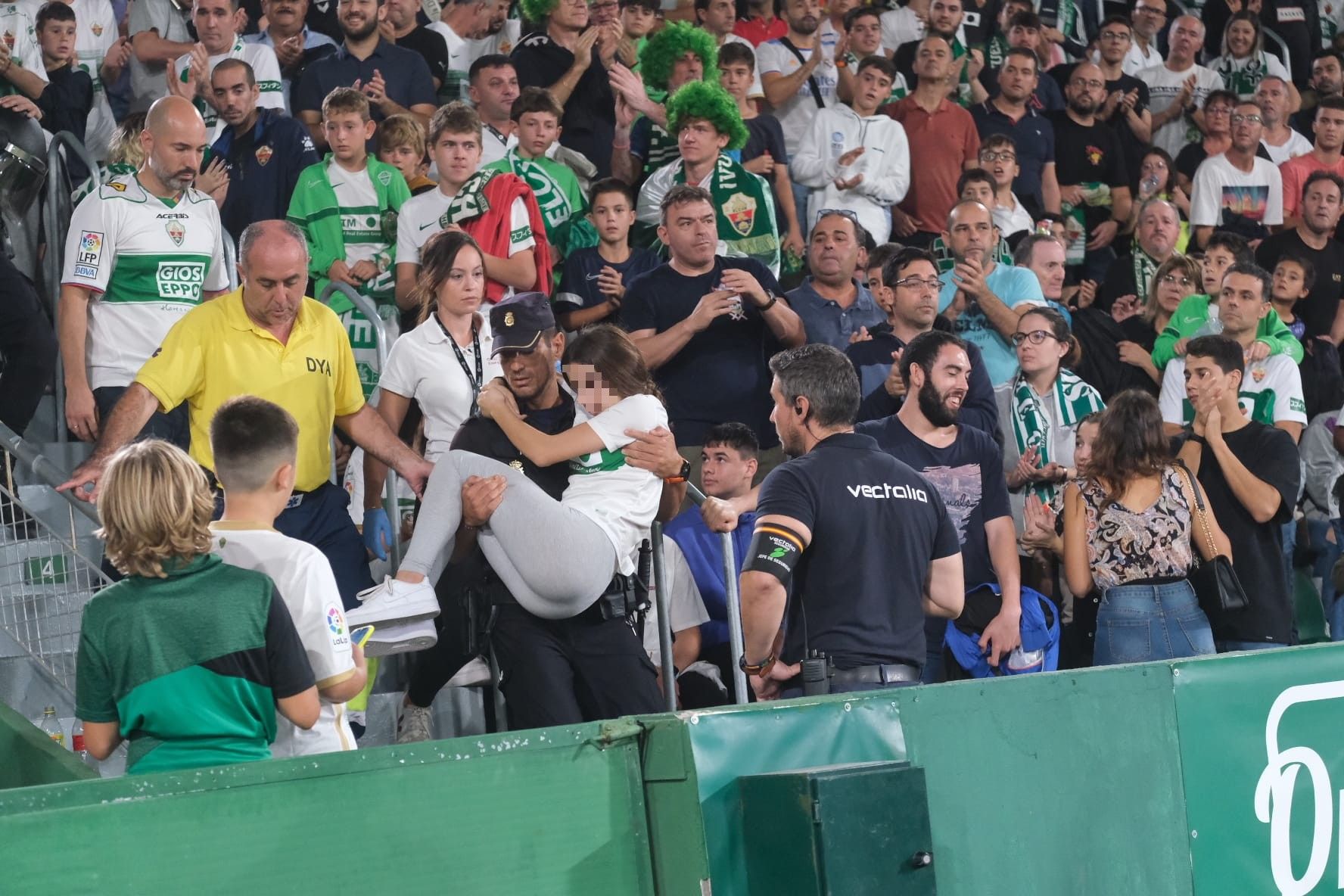 Una niña sufre un desmayo en el Martínez Valero durante el Elche - Real Madrid