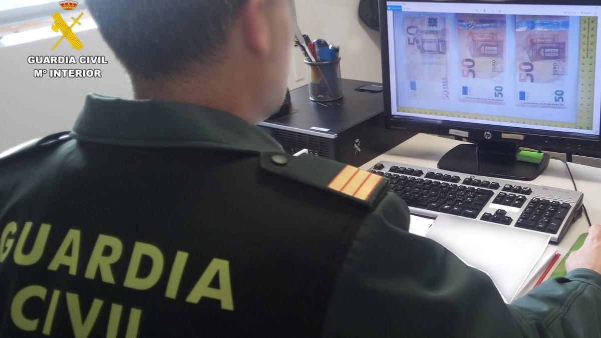 La Guardia Civil, durante la investigación del delito de estafa.