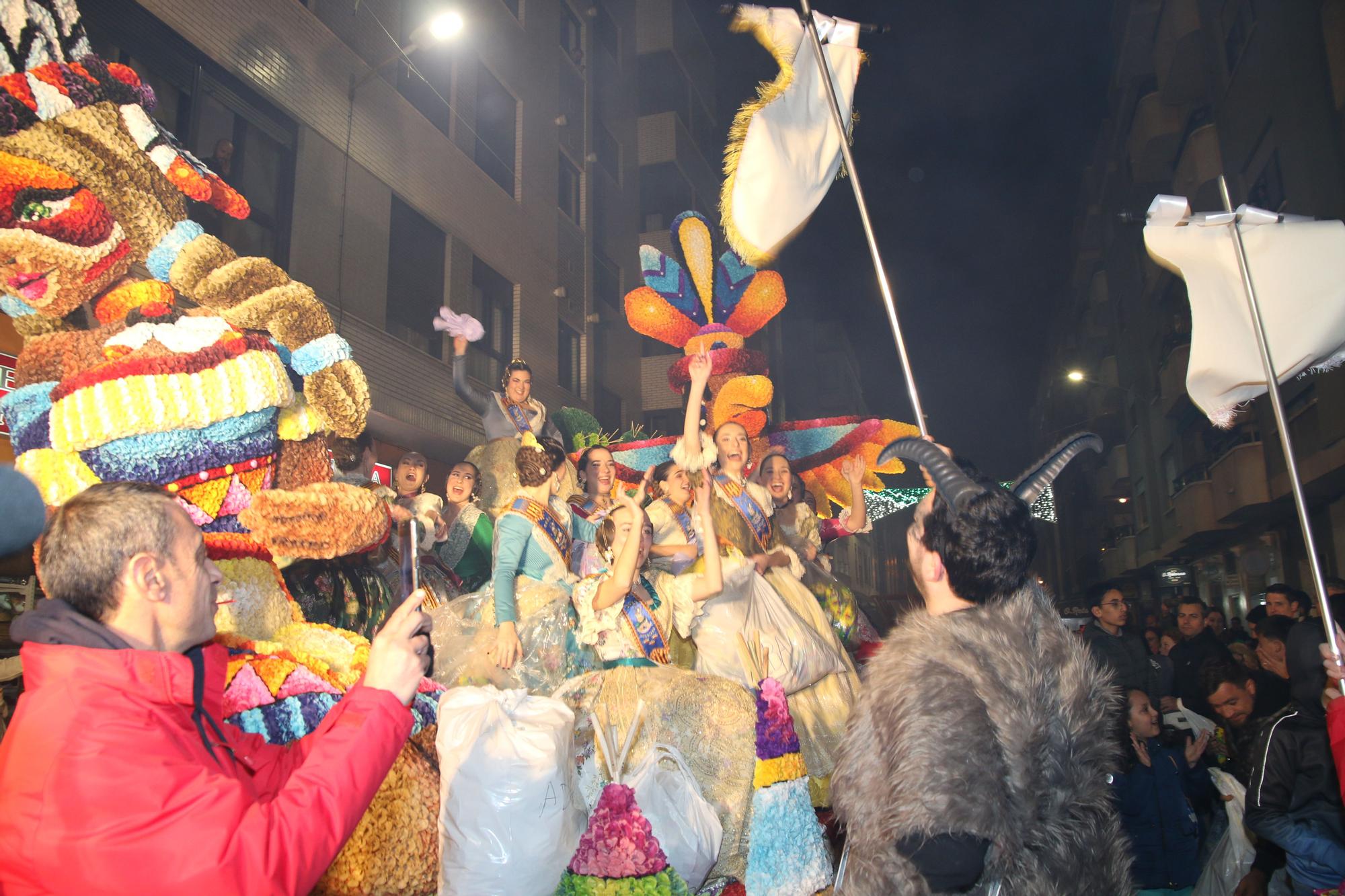 FOTOGALERÍA I La cabalgata del Ninot de Burriana, en imágenes