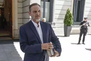 Ábalos niega que vaya a fugarse y destaca que fue a la vistilla como "cordero al matadero"